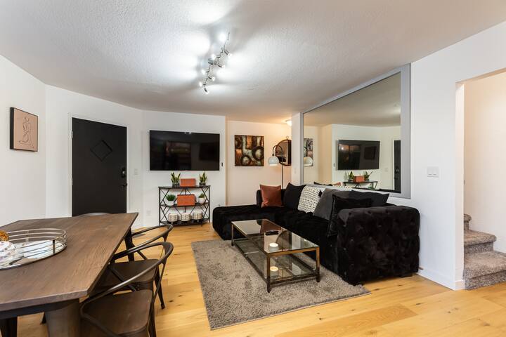 Quaint 2 Unit Home Steps from the Beach w/ Spas gallery image 4