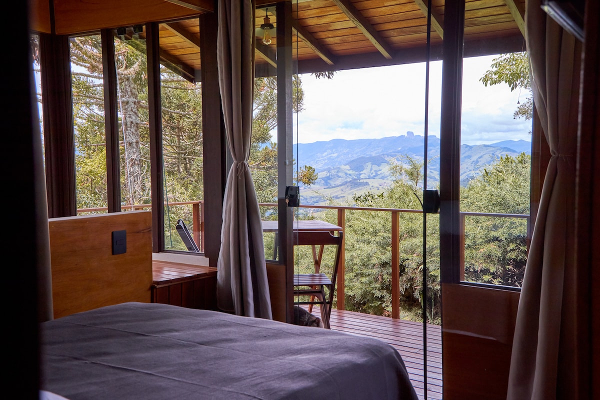 ห้องนอนพร้อมระเบียงสำหรับสวนส่วนตัววิว Pedra do Baú และม่านทึบแสง 