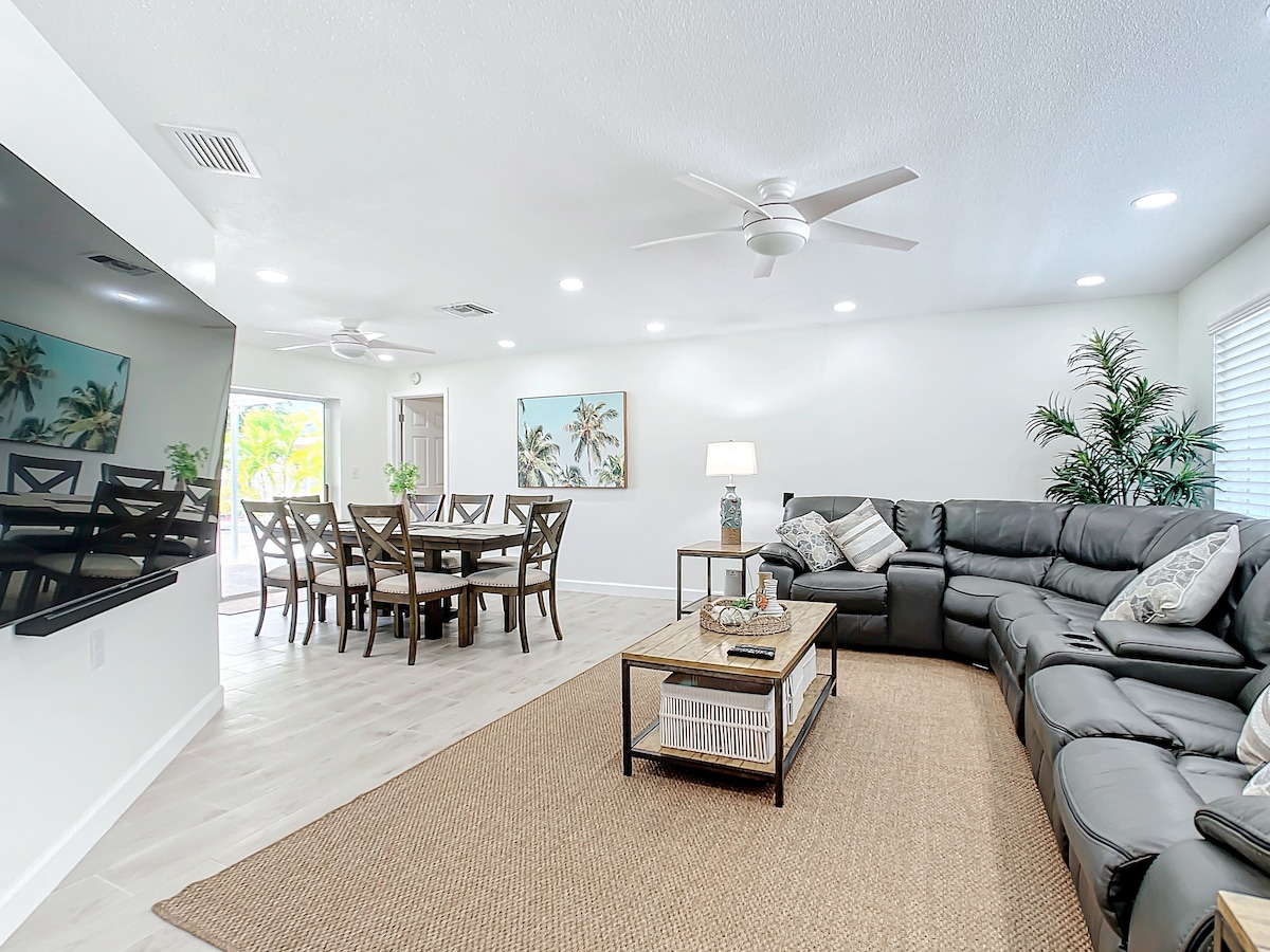Top Airbnb: Palm Oasis w/ Pool! 5 mins to Indian Shores Beach! in Seminole