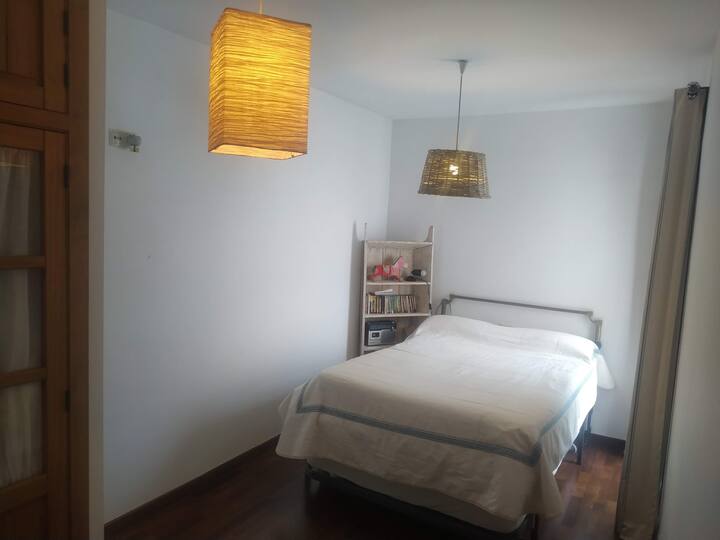 Habitación con doble cama de matrimonio anidada.