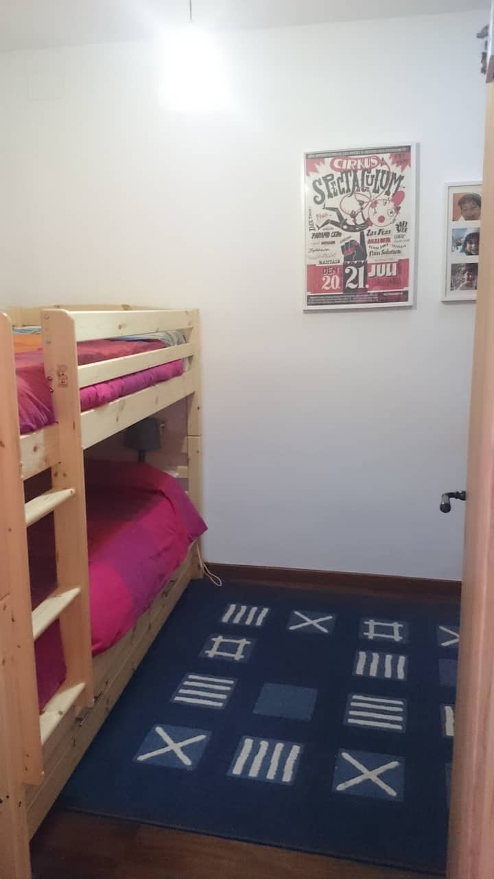 La habitación infantil tiene una litera doble con una tercera anidada en la parte inferior. La más cálida pues es por donde pasa el tiro de la chimenea.