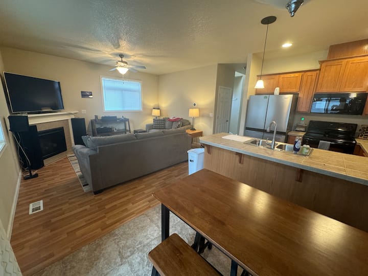 3 Bed Townhome For Longer Stays - Vancouver, WA