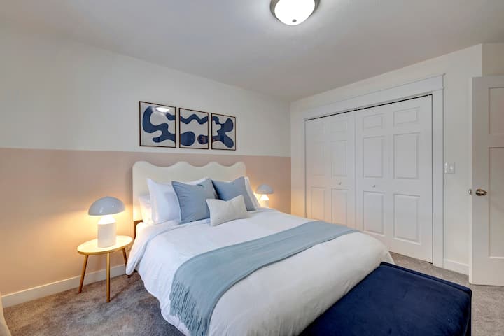 Открийте комфорт и функционалност в тази спалня с двойно легло, добре обзаведен гардероб и просторен краен стол.