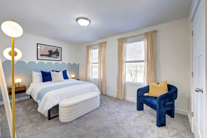 Влезте в уютно място за отдих с мокет спалня с двойно легло, където комфортът заема централно място. Стаята е украсена с прозорец, облечен както в щори, така и със завеси.