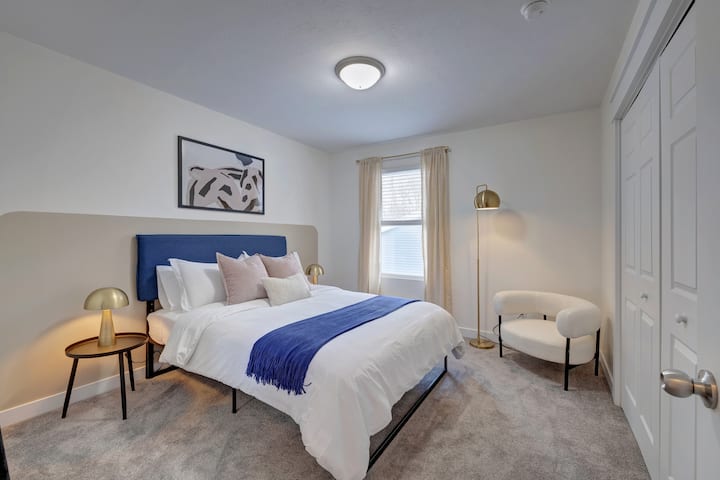 Възползвайте се от топлината и стила в тази спалня с мокет с двойно легло, допълнена от привлекателен стол с акцент и плюшена нощна лампа.