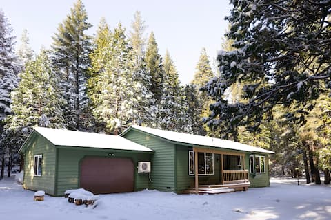 Lassen/McCumber Lake Luxury Cabin with Hot Tub