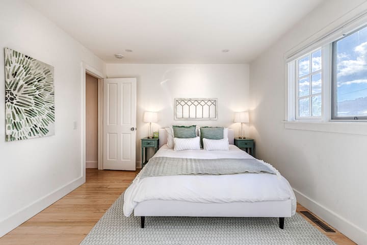La chambre à gauche dans le couloir offre une vue sur les collines de l'ouest et la cour avant