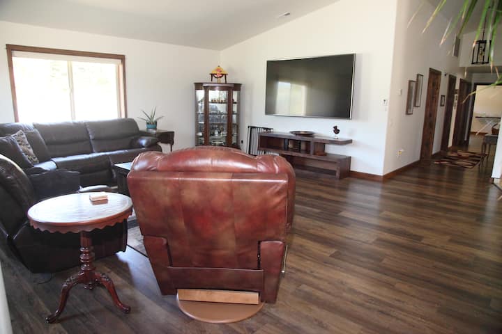 The Hollywood House - Coos Bay, OR