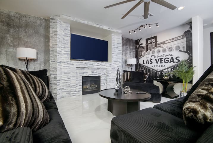 Vegas Royale Experience 7BR 5.5BA, 14 Min to Strip