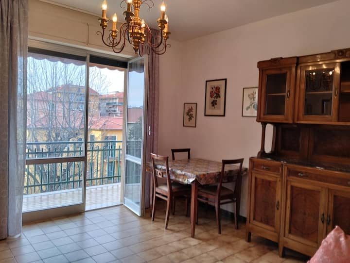 Sebule iliyo na kitanda cha sofa na eneo la kulia chakula lenye ufikiaji wa mtaro