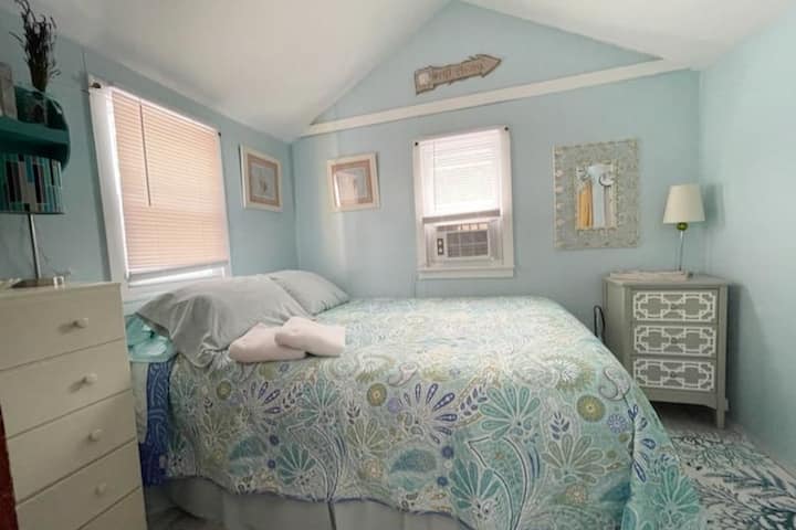 Comfy queen mattress.  Tastefully decorated in coastal colors and décor. Vaulted ceilings add open and airy feeling.