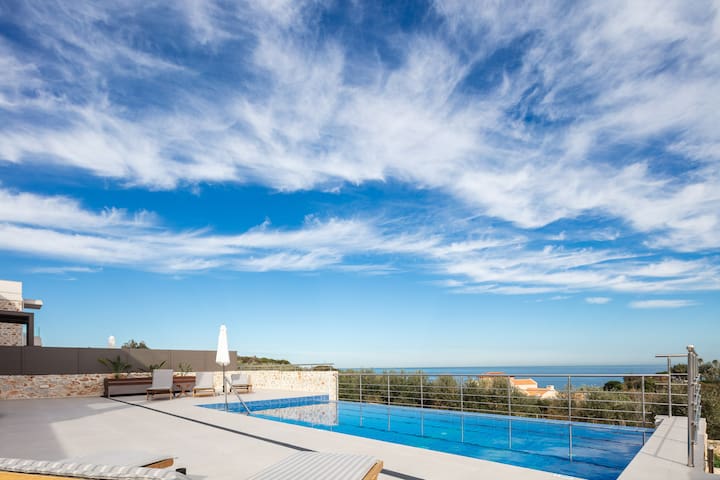 Merlin – Sea view, 1km to beach, private pool!