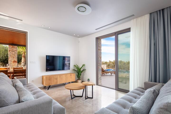 Merlin – Sea view, 1km to beach, private pool! gallery image 5