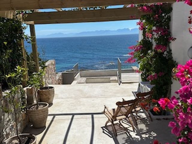 Seafront lux living and views gallery image 3