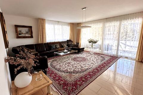 Spacious 4.5-Bedroom Retreat with Mountain Access