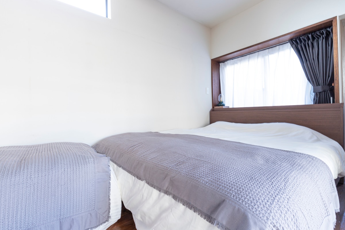 El dormitorio tiene una cama queen.La cama individual de la izquierda ahora se convierte en un sofá.