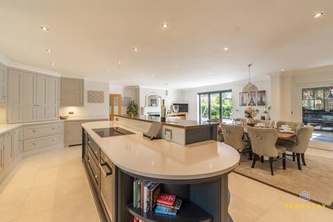 Luxe Home with Hot Tub, Cinema, Games Room & Sauna