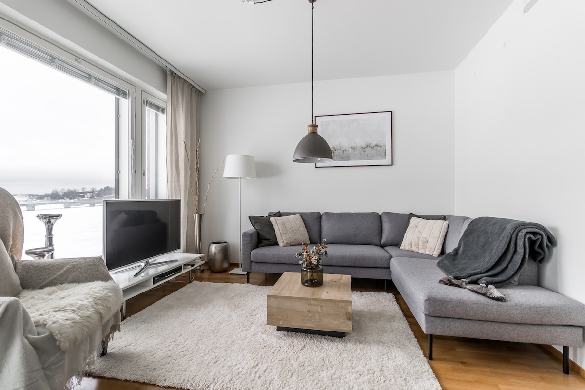 Კომფორტული დასაჯდომი სივრცე, საიდანაც არაჩვეულებრივი ხედი იშლება ყურეზე. Ტელევიზორი ფინური სტანდარტული არხებით.