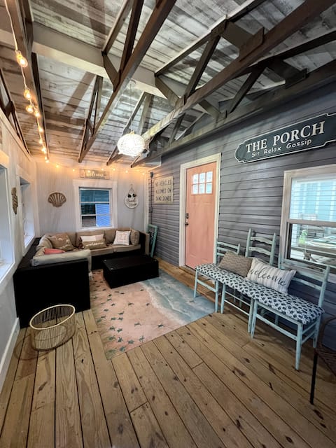 Super Cute Coastal Cottage!