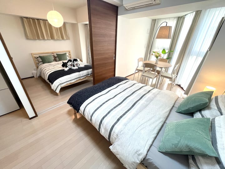 1 1.4m solid wood double bed in the living room (same model in the master bedroom)