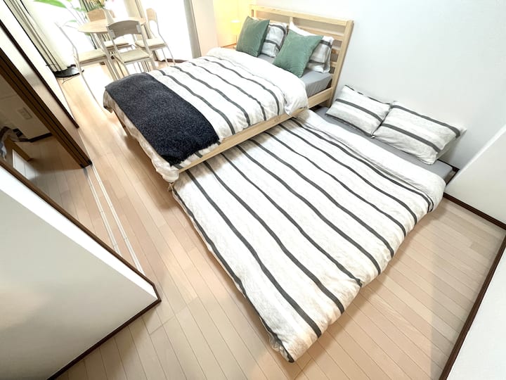 If three people want to sleep separately, there will be 1 folding mattress in the living room (please be sure to let them know in advance!)
