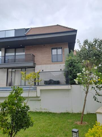 Luxurious Villa gallery image 2