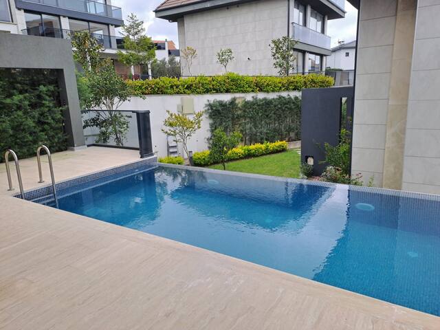 Luxurious Villa gallery image 3