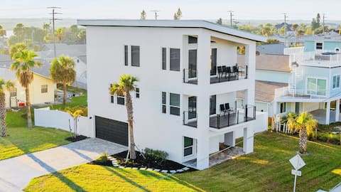 *NEW HOME* Directly Across from Beach with Pool