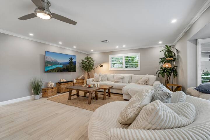 Elegant Modern Home: designer kitchen, heated pool gallery image 4