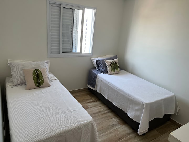 Ერთადგილიანი ოთახი ორი ყუთიანი საწოლით ბიკამებით