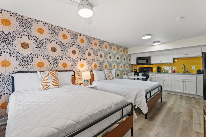 Treehouse Lodge, Walk To Beach, Pet-friendly 103 - North Myrtle Beach, SC