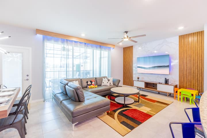 Katika eneo hili la dhana lililo wazi utapata jiko, sebule na eneo la kula. Jiko letu lina vifaa vyote. Sebuleni utaona televisheni, kitanda cha sofa, feni ya dari. Na pia kuna eneo la kula lenye meza, viti, taa ya dari. 