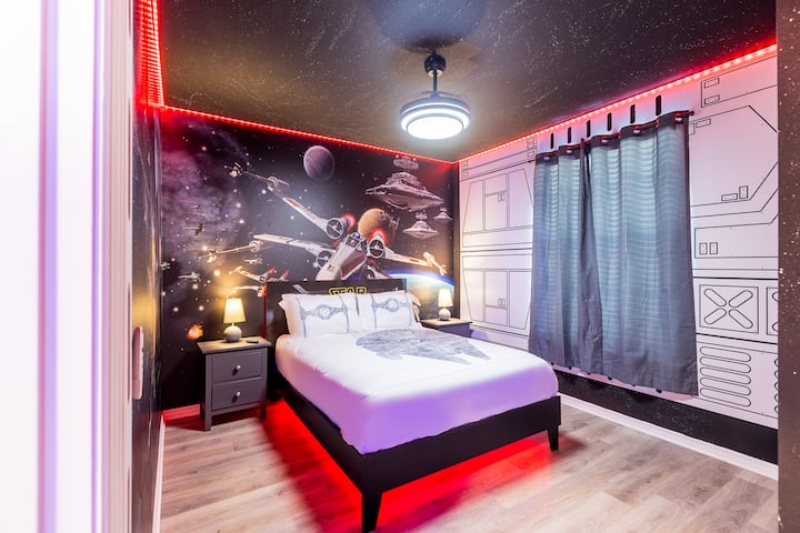 Wenye ujasiri, walio tayari kuruka katika galaksi ya mbali "mbali, mbali", katika vita kati ya nguvu za mema na mabaya. Hiki ni chumba cha kulala kilicho na taa za LED, muziki wenye mada, kitanda cha ukubwa wa malkia, roshani, kabati, feni ya dari, taa, kabati na televisheni mahiri.
