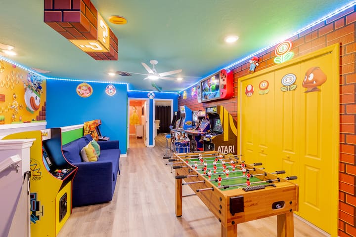 Hiki ni Chumba cha Mchezo chenye mada ambapo utafurahia sana! Hapa utapata taa za LED, mfumo wa muziki, meza ya mpira wa magongo, arcades 9, televisheni mahiri, kochi la futoni, nguo kamili na mashine ya kuosha na kukausha, mapambo ya ukuta/dari, lango la mtoto, thermostat.  