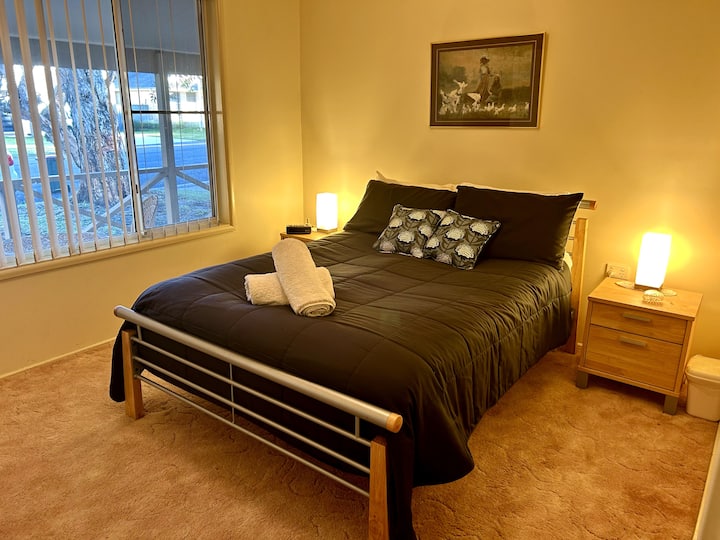 Hauptschlafzimmer mit Queensize-Bett. 