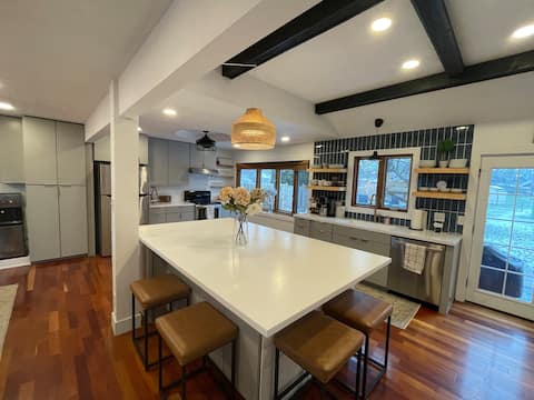 Charming updated family home with Treehouse deck