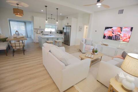 3/2 Home with Separate Bedroom Suite -Pet Friendly