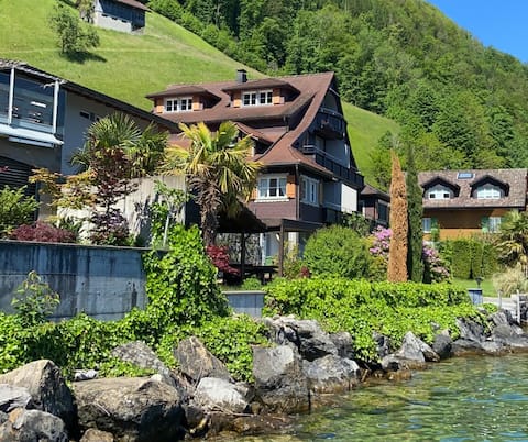 Large 2.5 room apartment right on the lake