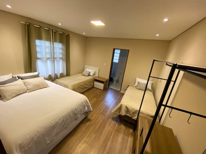 Апартамент с 1 двойно легло и 2 единични легла. 