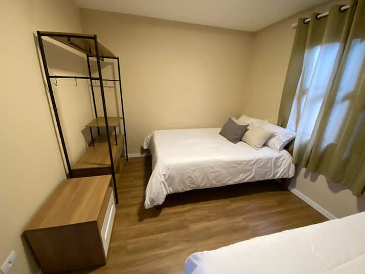 Социална стая с 1 двойно легло и 1 единично легло 