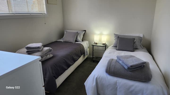 2 jednolôžka alebo iná manželská posteľ.  Dotykové lampy s televízorom na diaľkové ovládanie.  Šatníková skriňa a zásuvky.