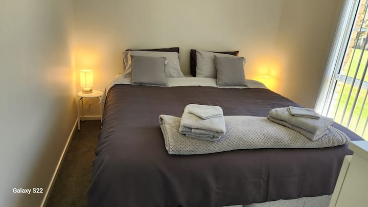 Manželská posteľ pre vaše pohodlie pri spaní s vlastným televízorom.