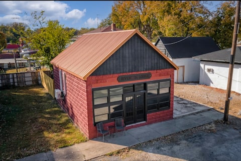 Tiny home, river views in Elizabethtown, IL