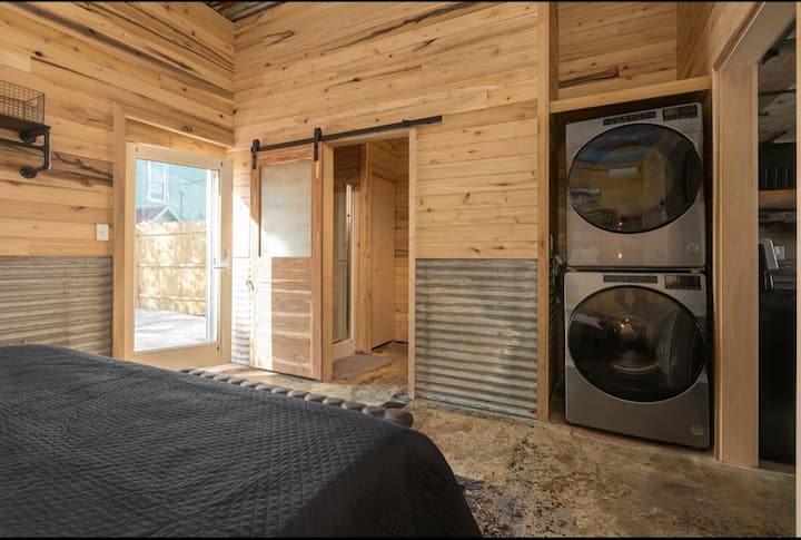 Спален апартамент с пералня и сушилня, изглед към вътрешния двор от леглото. 