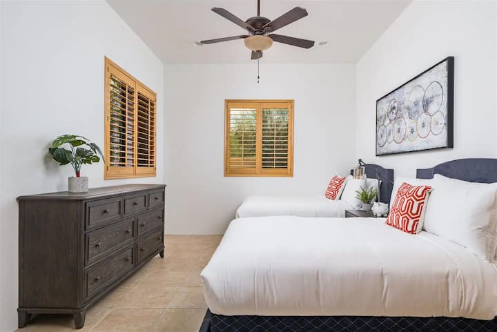 Chumba cha 4 cha Wageni kilicho na Vitanda 2 vya Malkia pembeni