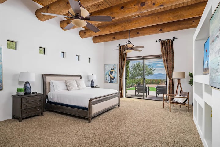 Master Bedroom w/ plush King Bed & Pillows w/bafu la ndani ya chumba na baraza la faragha la kuchukua mandhari ya kupendeza