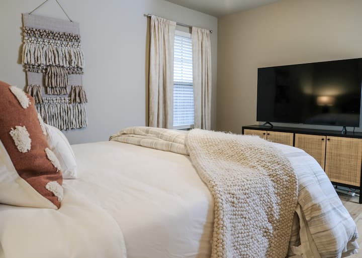 Hlavná spálňa (na prízemí) 55-palcová inteligentná televízia. 2-palcové žalúzie so zatemňovacími závesmi. 