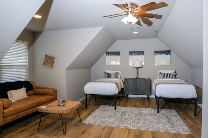 Štvrtá spálňa môže byť hlavný apartmán.  Táto izba má 43-palcovú inteligentnú televíziu namontovanú na stene. Posteľná bielizeň navyše, stojan na batožinu, vešiaky, ventilátor v skrini.