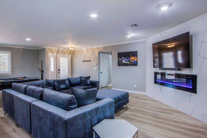 Luxury 4BR Home & Pool 9 Min from Las Vegas Strip gallery image 3