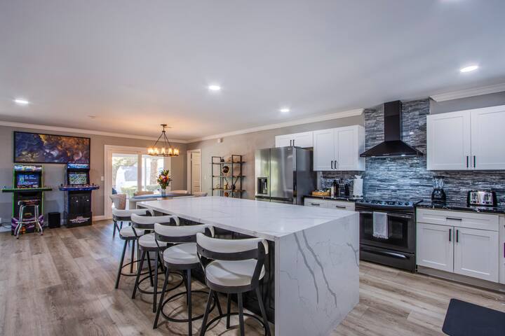 Luxury 4BR Home & Pool 9 Min from Las Vegas Strip gallery image 4